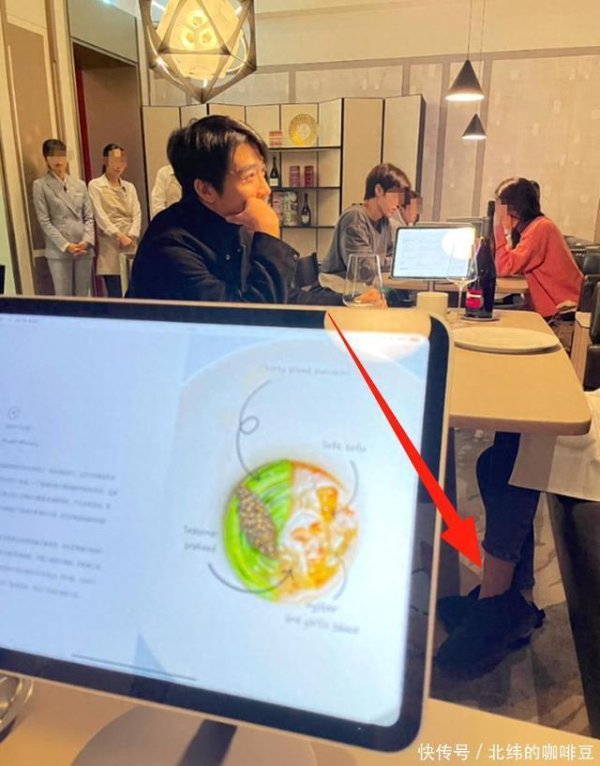 点金网 俞灏明和女友国外约会，撑伞弯腰拍照体贴，王晓晨脸胖腿弯身材差
